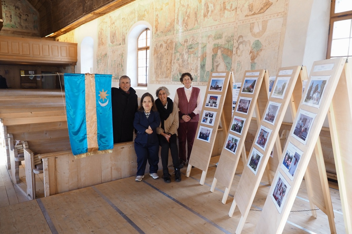 Pfarrer Stefan Lobsiger mit der Szekler-Fahne, die bei einem Besuch den Zweisimmern geschenkt wurde, sowie Pfarrerin Linda Grüter, Kirchgemeinderatspräsidentin Helen Eymann und Elisabeth Aebischer.