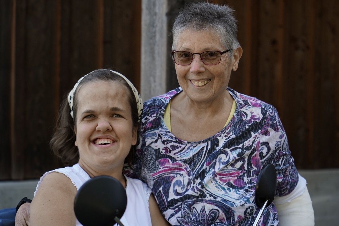 Pfarrerin Linda Grüter mit Ruth Nobs.