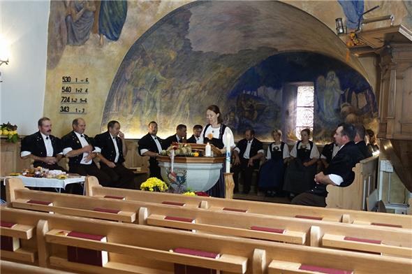 Pfarrerin Melanie Kummer predigte umringt vom Jodlerklub Diemtigen.