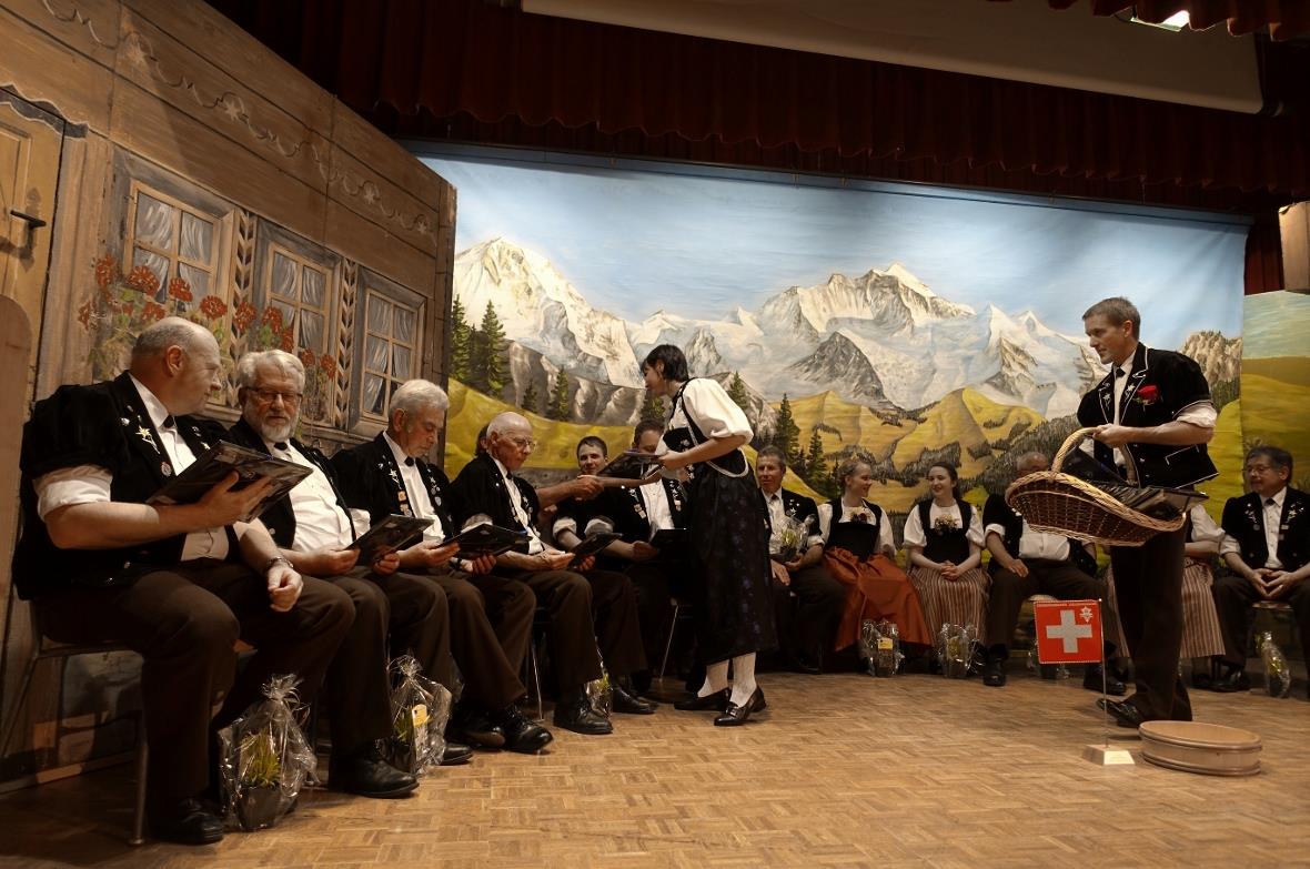 Pfarrerin Sarah Müller und Gemeindepräsident Peter Schmid überreichten den jubil...