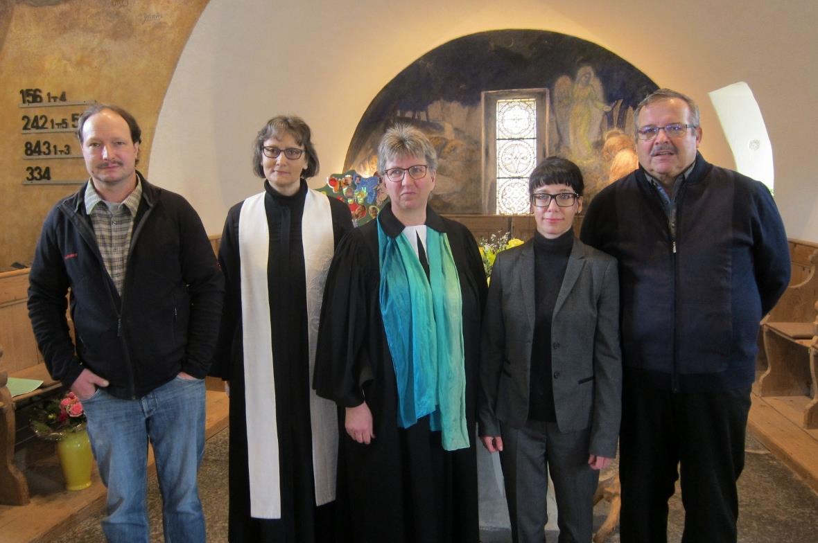 Pfarrerin Susanna Schneider Rittiner hielt den Gottesdienst und die Installation der beiden neuen Pfarrerinnen Petra Freyer und Manuela Ott, rechts Kirchgemeindepräsident Walter Küng.