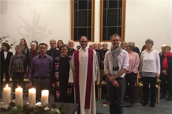 Pfr. Samuel Humm, Pfrn. Theresa Rieder, Pfr. Alexander Pasalidi und Dirigent Johannes Göddemeyer vor dem Kirchenchor.