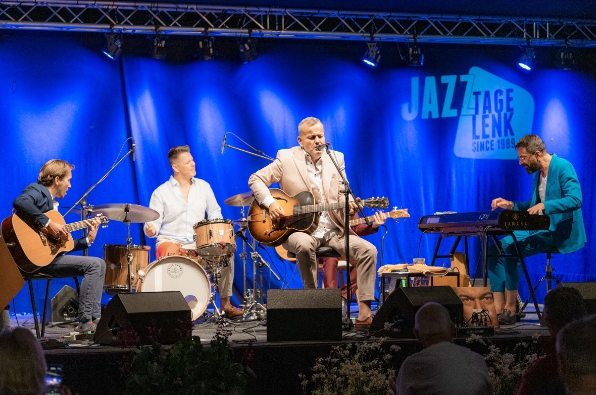 Philipp Fankhauser und seine Band begeisterten das Publikum auf dem Kronenplatz.