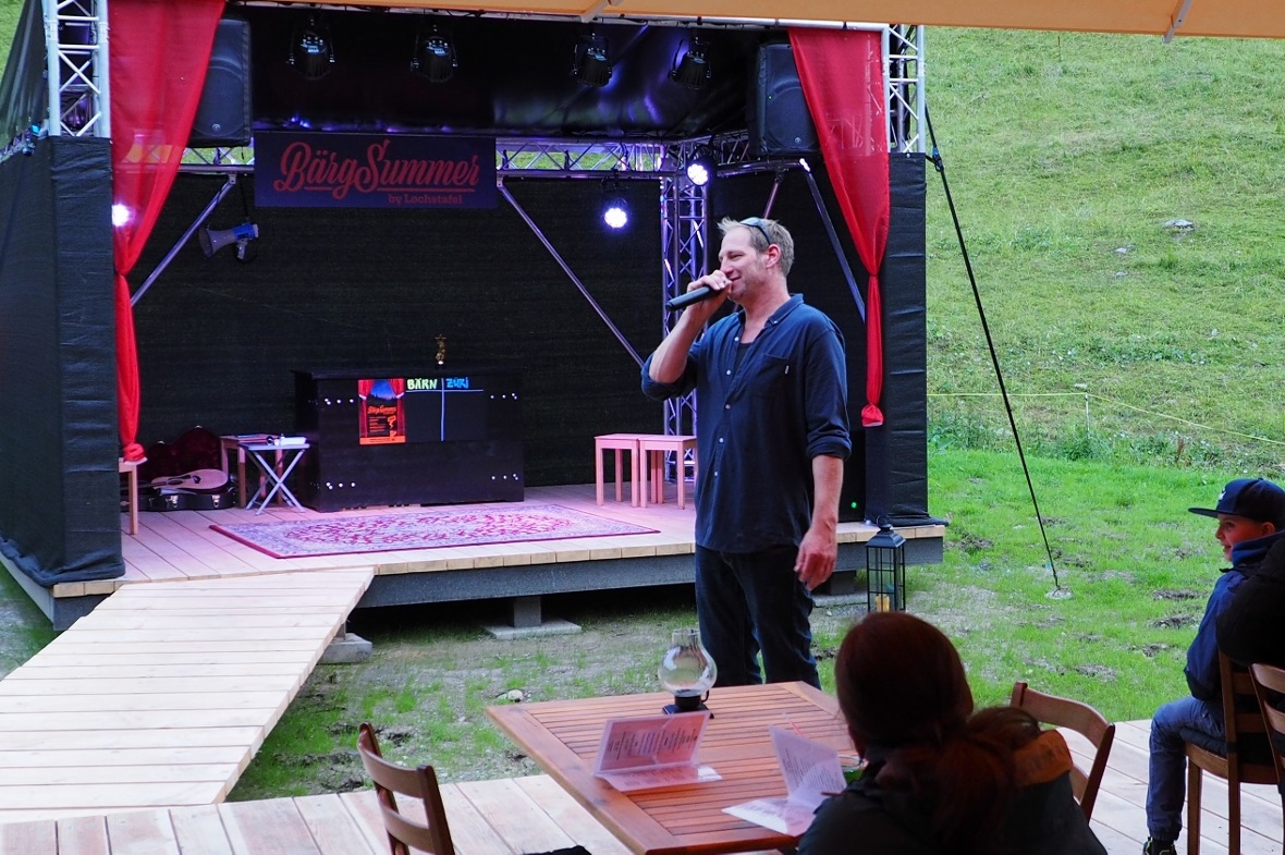 Phipu Bigler, Organisator und Event-Manager, bei der Begrüssung des Publikums un...