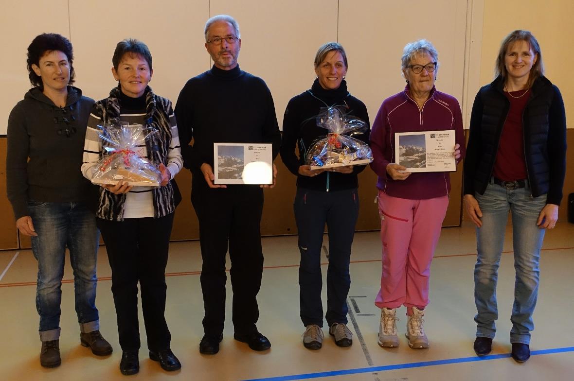 Pia Perren (Gemeinderätin), langjährige Stammgäste und Veronika Zumbrunnen (Präsidentin Tourismusverein).