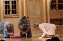Pia, Peter und Rita versuchen Dolly zu reanimieren.