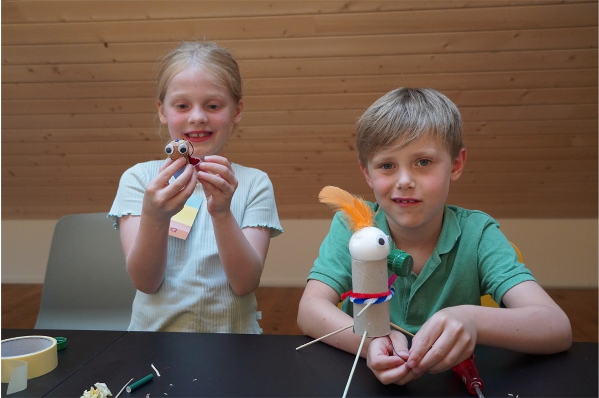 Pia und Maxi, beide sieben Jahre alt, zeigten ihre vibrierenden Roboter.