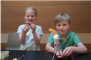 Pia und Maxi, beide sieben Jahre alt, zeigten ihre vibrierenden Roboter.