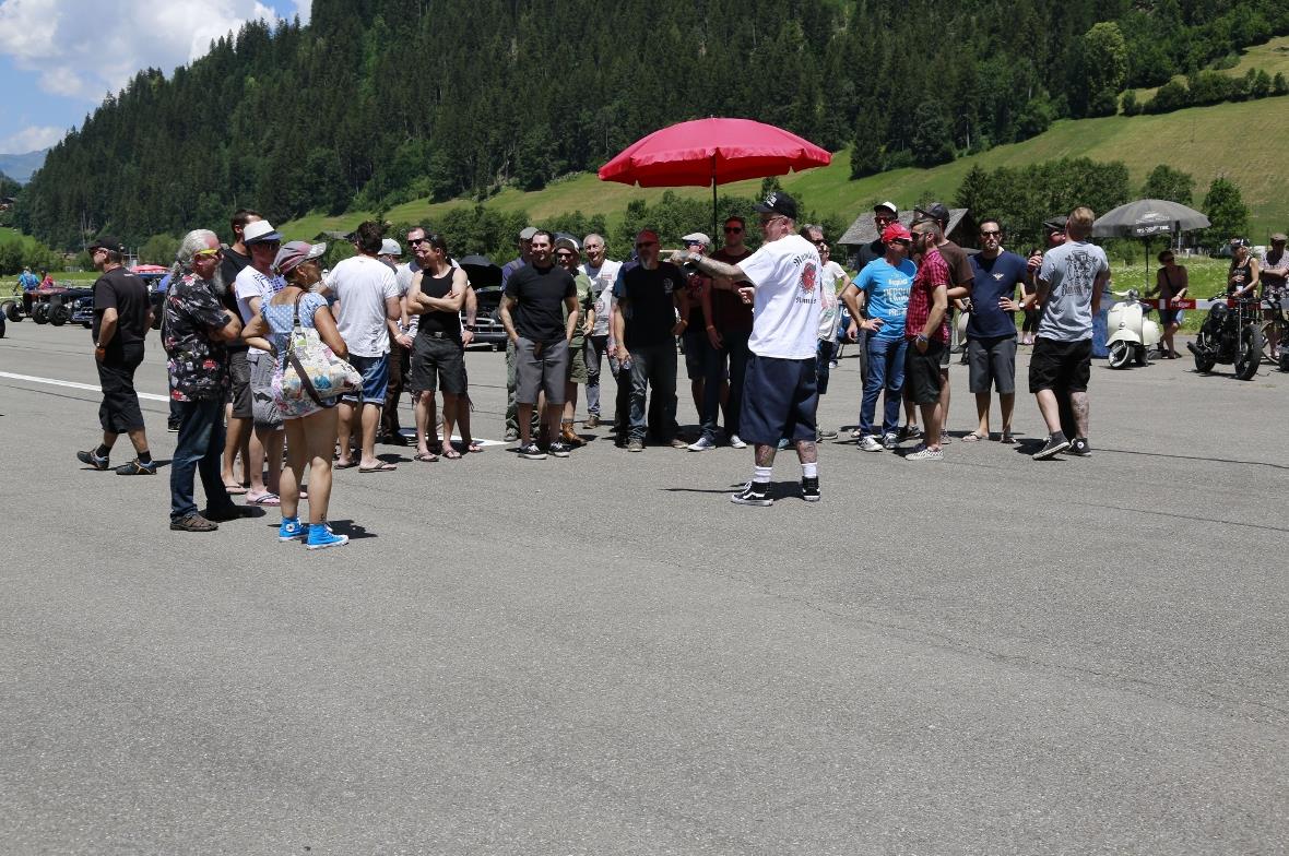 Pilot Instruction vor dem Start zum 1/8 Mile Hot Rod, Bike and Scooter Run