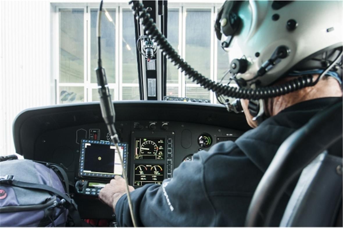 Pilot Martin Nüssli programmiert das Navigationssystem vor dem Abflug auf dem Flugplatz in Zweisimmen.