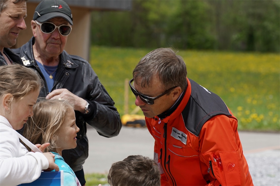 Pilot und Basisleiter Adrian von Siebenthal im Gespräch mit Besuchern. 