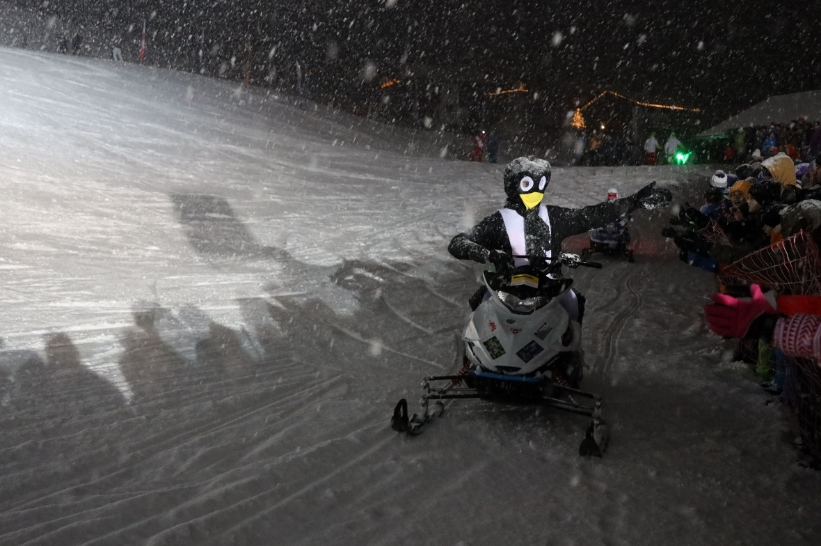 Pingi auf dem E-Mobil klatscht ab.