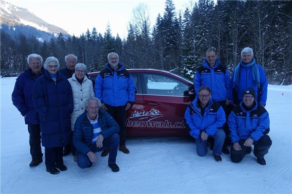 Pioniere der Winterfahrkurse Kristall im Obersimmental: Gottfried und Nelly Matti, Alfred und Margrit Santschi, Simon Wyssen (knieend) und Markus Hess sowie Urs Röthlisberger, Matthias Sterchi, Kari Allenbach und Uwe Müller.