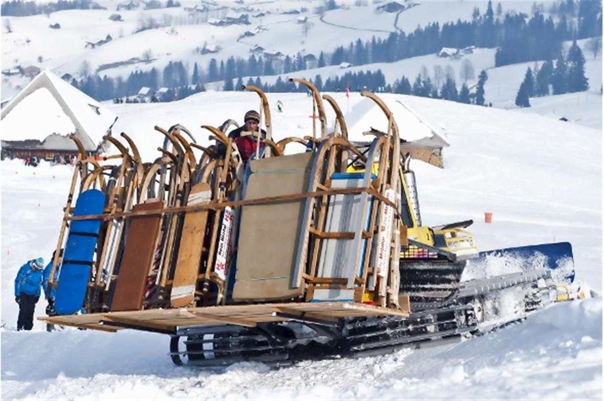 Pistenbulli der Skilift Rossberg AG bringt die Horeschlitten an den Start