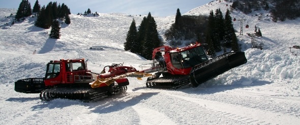 Pistenfahrzeuge beim Bau der Strecke für die Audi-Snowboard-Series.