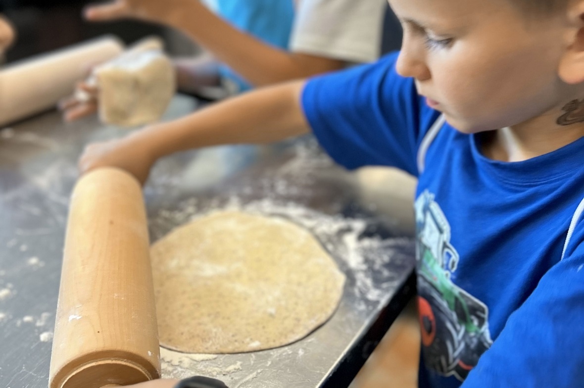 Pizza backen im Sarah‘s Holzofen.