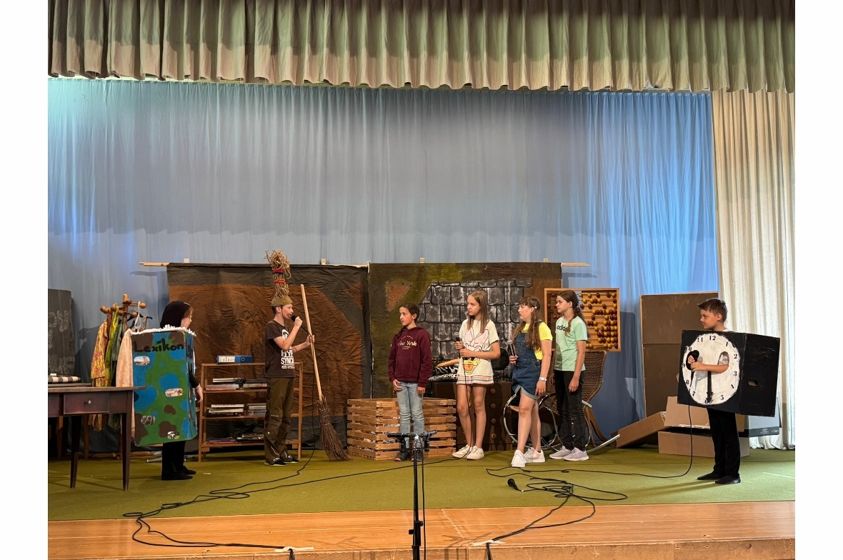 Plan schmieden: Die vier Mädchen und die drei Gegenstände beraten sich