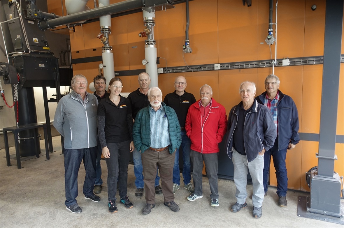 Planer, ehemalige und aktuelle Vorstandsmitglieder, Sekretärin sowie die drei Pioniere der ersten Stunde: Hanspeter Abbühl, Fredy Gautschi, Karin Müller-von Känel, Hanspeter Schneiter, Walter Beutler, Rudolf Klopfenstein, Ernst Hodel, Hans Sieber und Niklaus Müller. Der neue Qualitäts-Heiz-Kessel im Hintergrund.