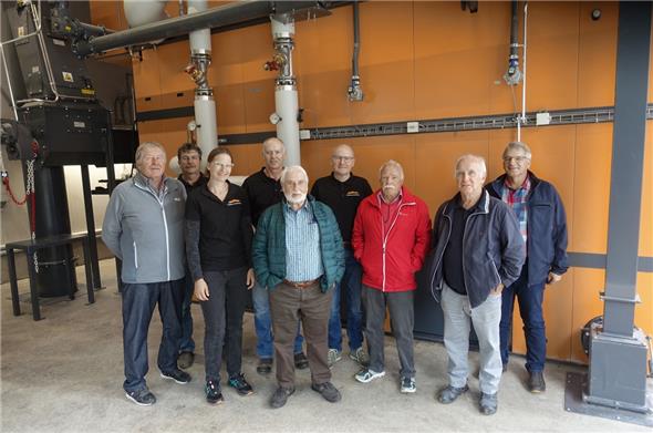 Planer, ehemalige und aktuelle Vorstandsmitglieder, Sekretärin sowie die drei Pioniere der ersten Stunde: Hanspeter Abbühl, Fredy Gautschi, Karin Müller-von Känel, Hanspeter Schneiter, Walter Beutler, Rudolf Klopfenstein, Ernst Hodel, Hans Sieber und Niklaus Müller. Der neue Qualitäts-Heiz-Kessel im Hintergrund.