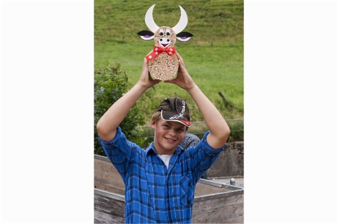 Plausch-Schwingfestsieger Michael Heim mit seinem «Siegermuni».