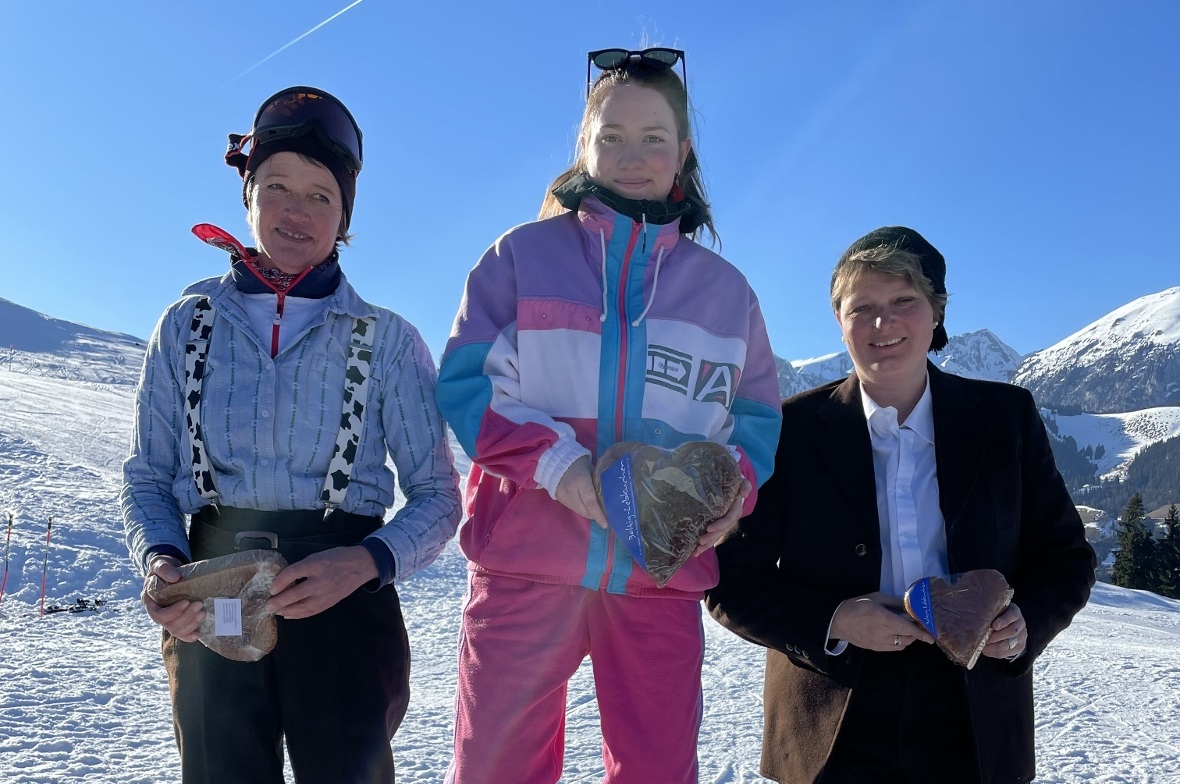 Podest Fassdauben Damen: Erika Gerber, die buntgekleidete Céline Abbühl und Andr...