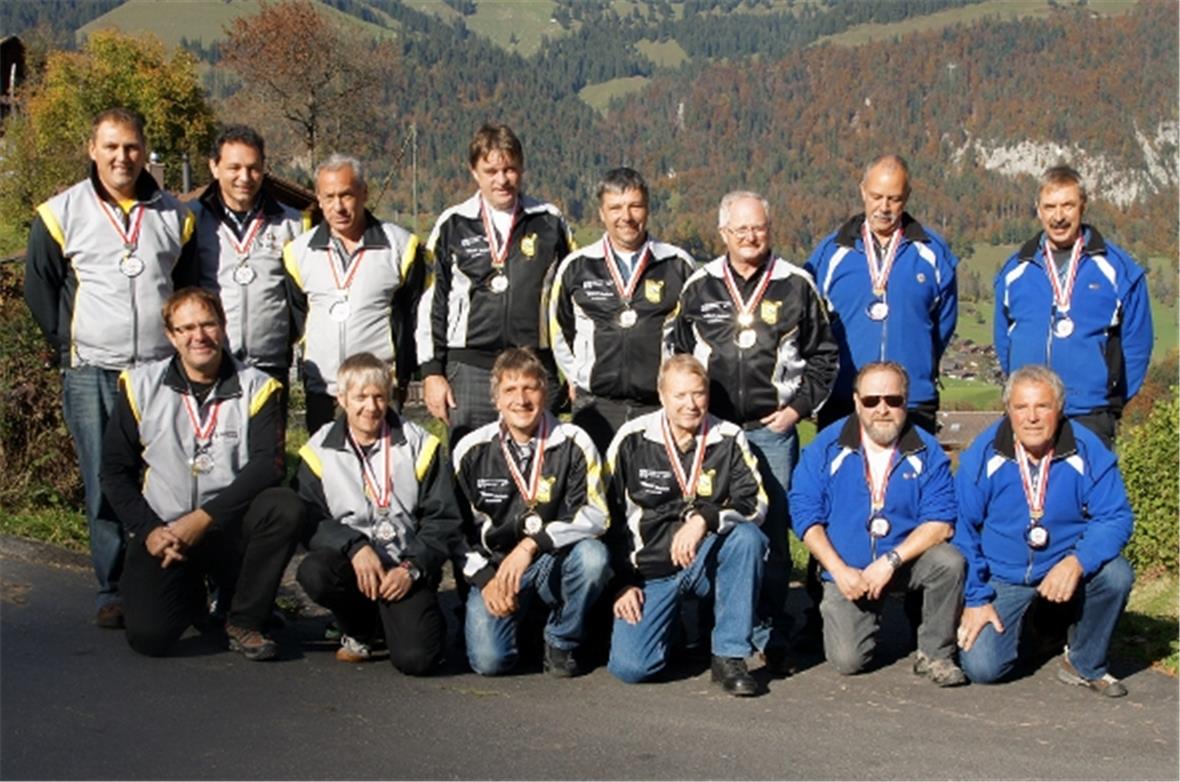 Podest Feld D: (v.l.) Schützenverein Frutigen, Militärschützen Mannried und Schü...