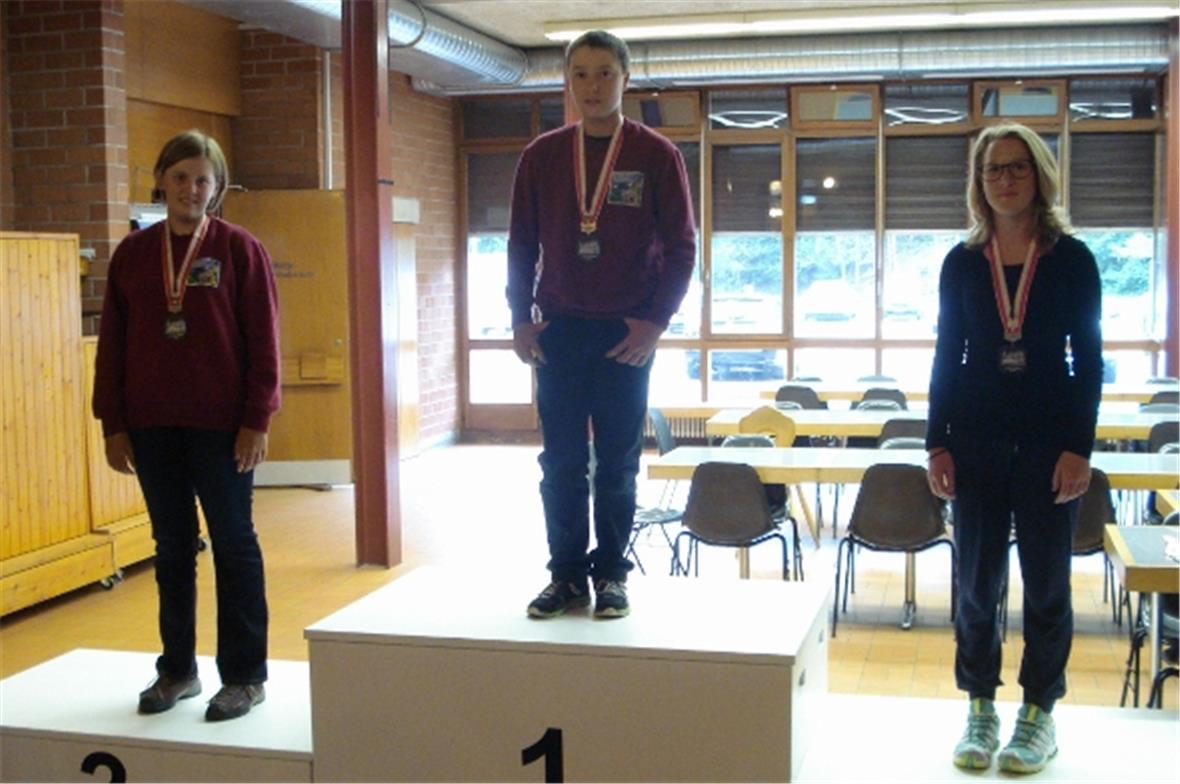 Podest unter 14 liegend (v.l.n.r.): 2. Noemi Schmid (Frutigen), 1. Brusco Bärtsc...