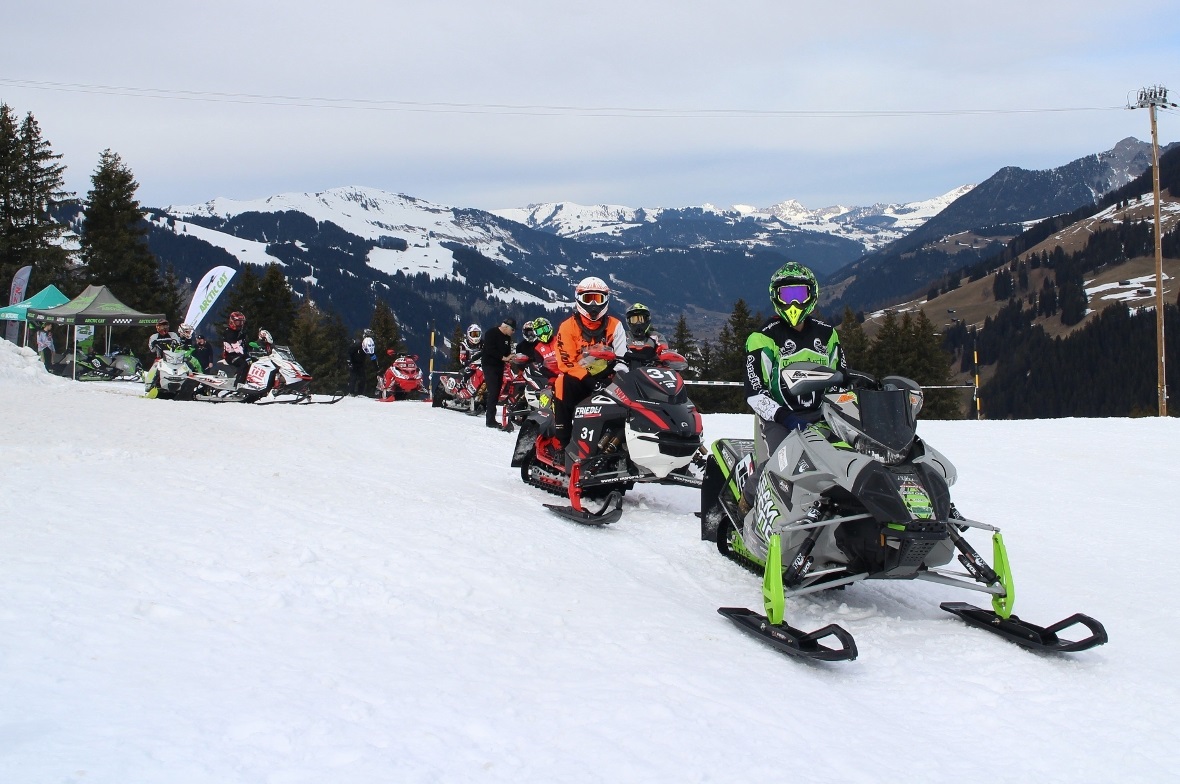 Pole-Position am Sonntag für Kurt Bühler aus der Lenk: Sein Arctic Cat-Schneetöff führte das Amateur-Feld stolz an den Start.