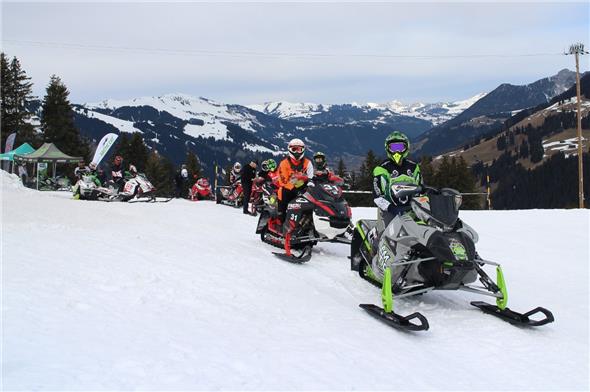 Pole-Position am Sonntag für Kurt Bühler aus der Lenk: Sein Arctic Cat-Schneetöff führte das Amateur-Feld stolz an den Start.