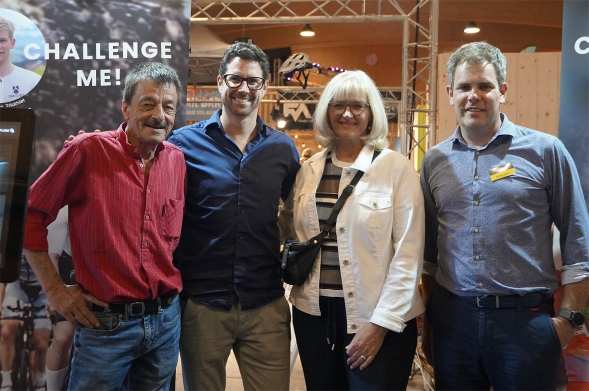 Politik- und Wirtschaftsvertretung am Stand von Tom Wittwer Sport. Von links: Ki...