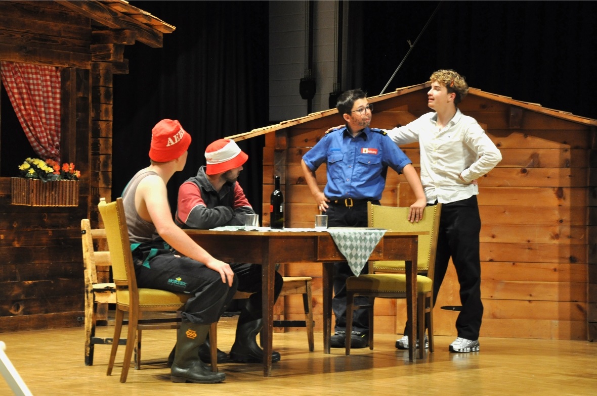 Polizist Möckli und Julian übernehmen den Hof für 3 Wochen.