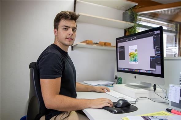 Polygraf Marco Willener an seinem Arbeitsplatz.