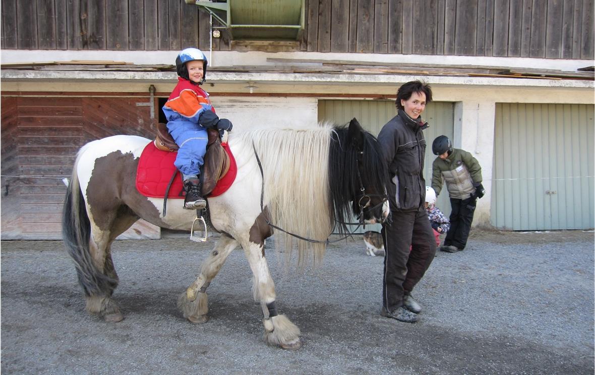 Club Grimmimutz – Spasstag im Schnee Ponyreiten auf dem Reithof Lanzelot, Grimmialp