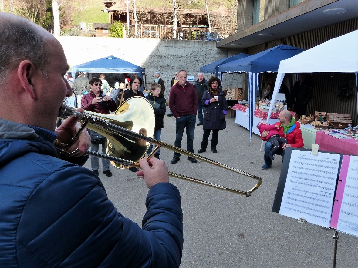 Posaunenklänge auf dem Vorplatz des Alterszentrums.