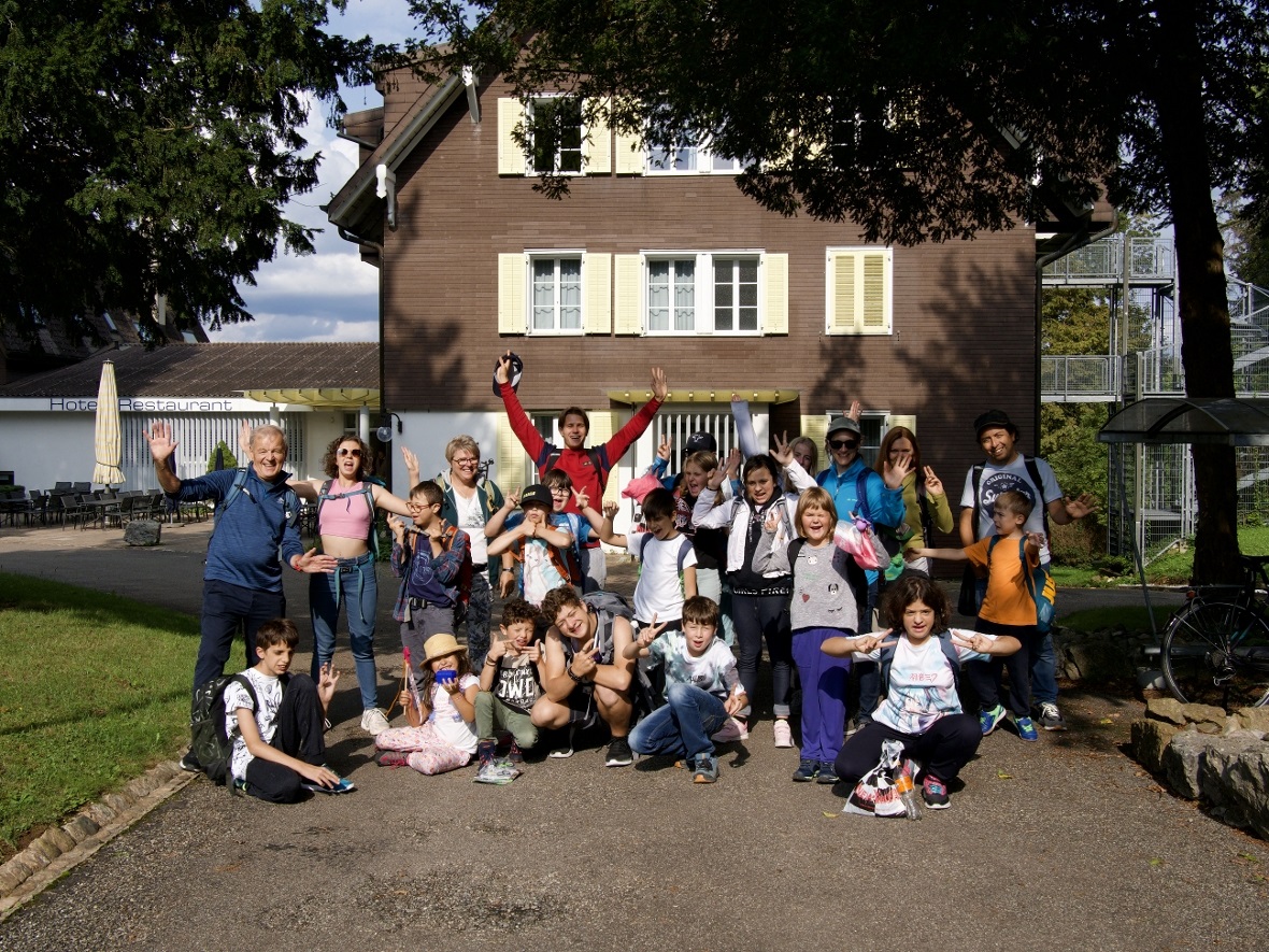 Posieren vor dem Hotel Bienenberg in Liestal.