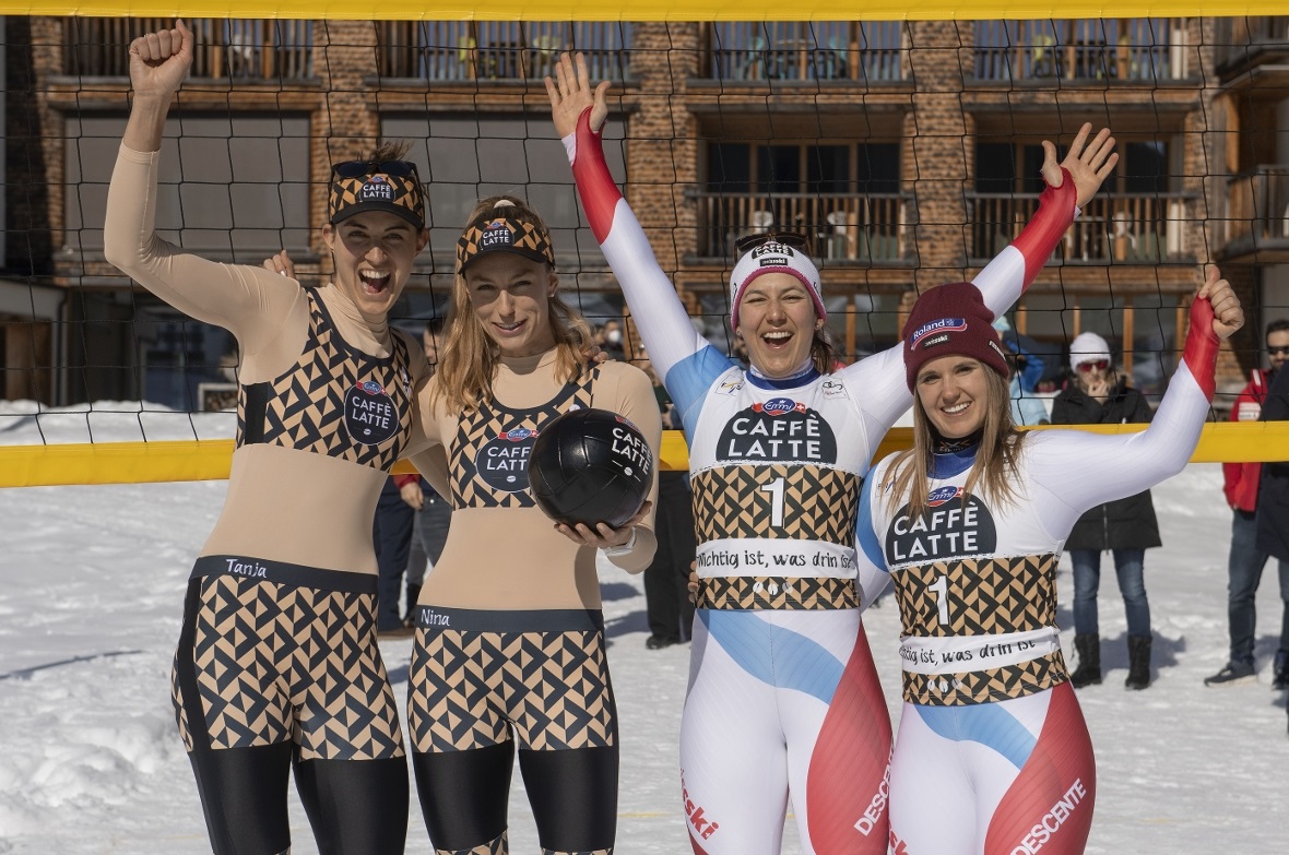 Posierten in bester Stimmung: Tanja Hüberli, Nina Brunner, Wendy Holdener und die Lenkerin Joana Hählen.