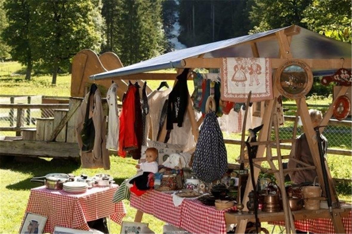 Prachtvolles Wetter und eine wunderbare Umgebung für den Trödlermarkt.
