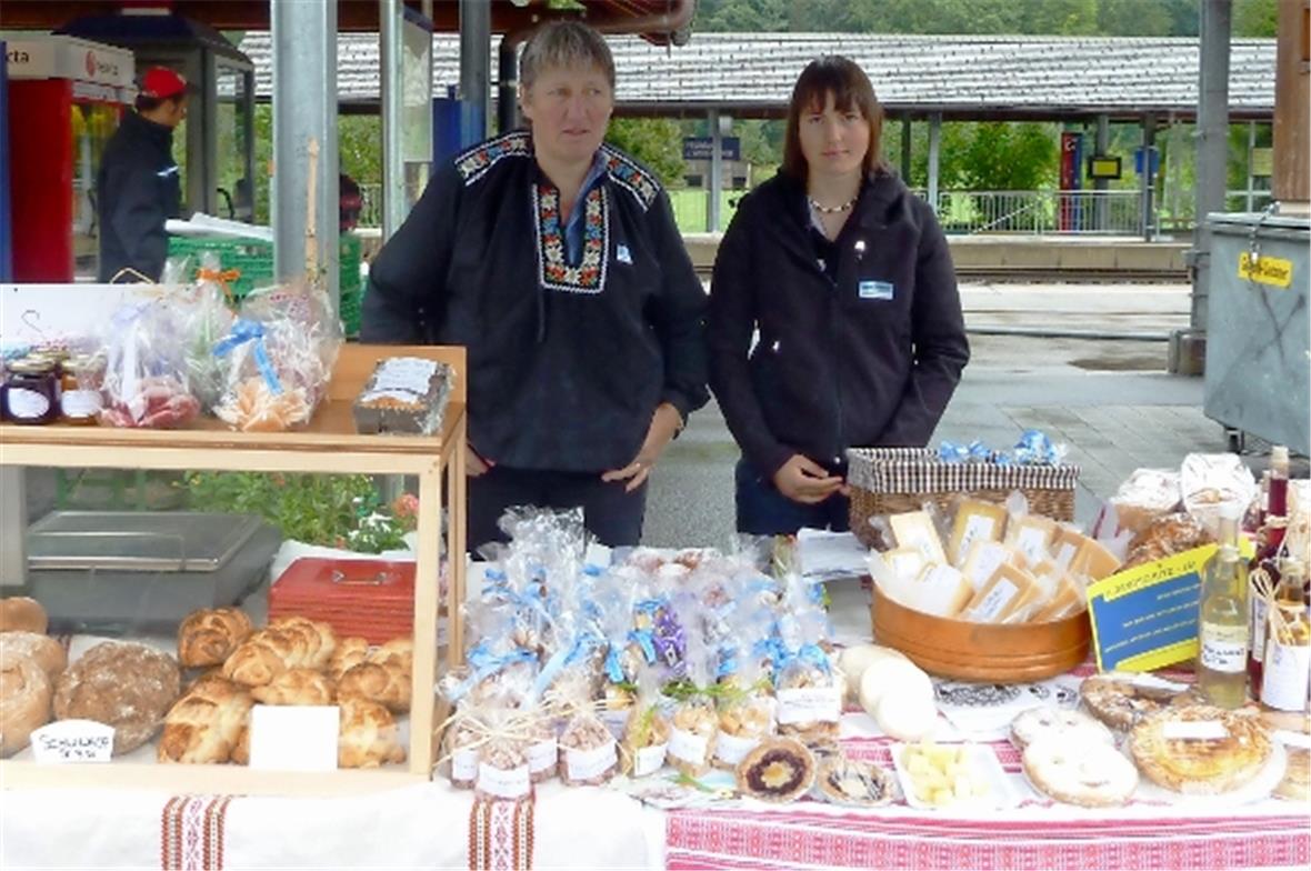 Prächtig hergerichteter Märitstand mit allerhand Gaumenfreuden.