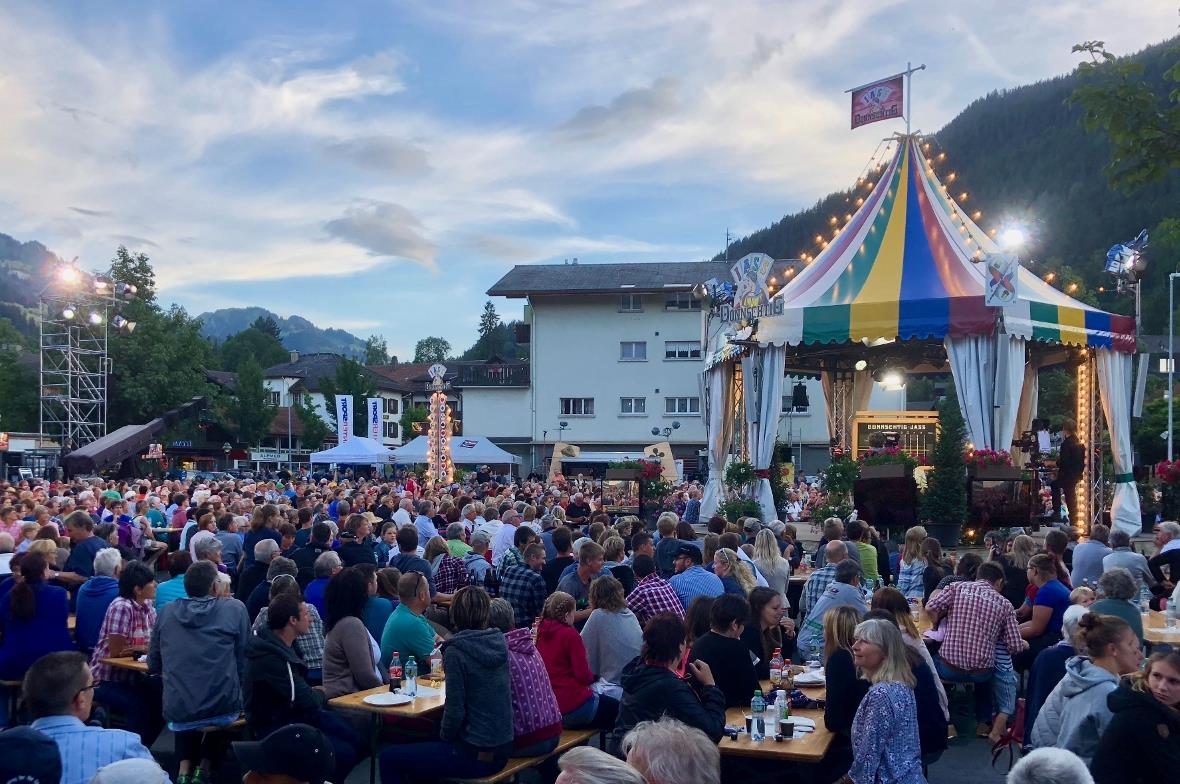 Prächtig warme Sommerstimmung auf dem voll besetzten «Bärenparkplatz».