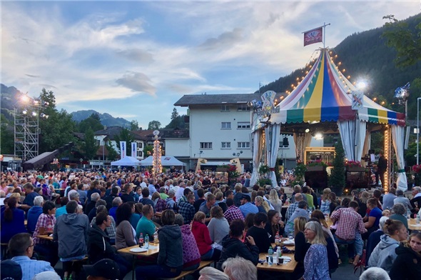 Prächtig warme Sommerstimmung auf dem voll besetzten «Bärenparkplatz».
