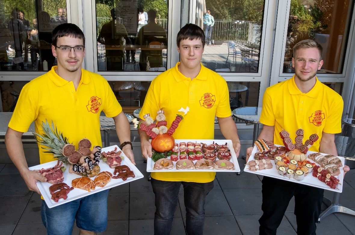 Präsentation der Grillplatte an den Swiss-Skills (von links): André Remy (Boltig Metzg), Nico Kunz (Buure Metzg) und Joel Wampfler (Bergmetzgerei Schläppi).