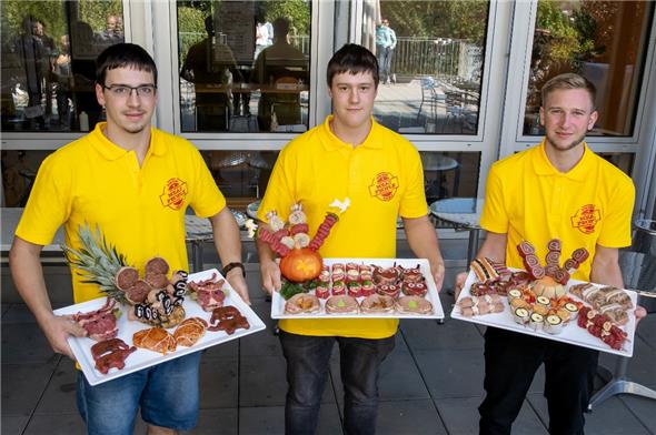 Präsentation der Grillplatte an den Swiss-Skills (von links): André Remy (Boltig Metzg), Nico Kunz (Buure Metzg) und Joel Wampfler (Bergmetzgerei Schläppi).