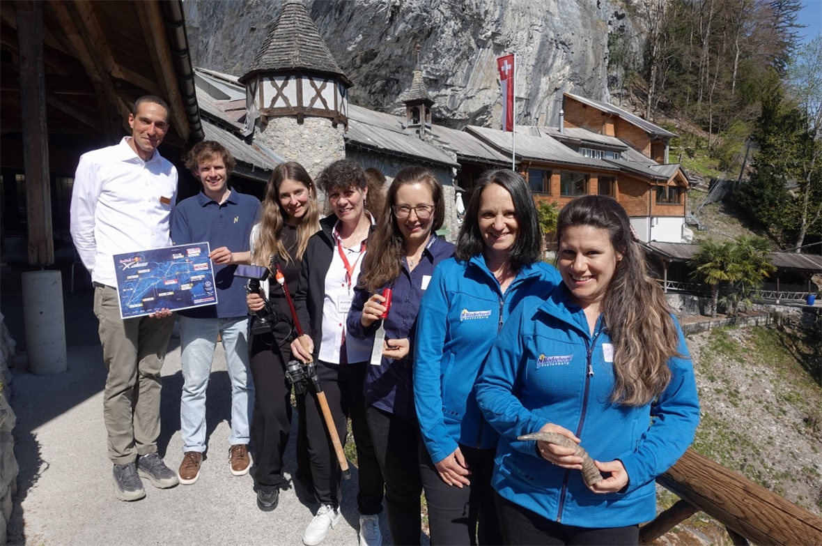 Präsentierten bei den St. Beatus-Höhlen ein typisches Merkmal ihres Unternehmens und ihr jeweiliges Ausflugsziel (von links): Marc Schneider (St. Beatus-Höhlen), Nicolas Overney (Niesenbahn), Simone Andrist (BLS-Schifffahrt), Christine Straubhaar (Stockhornbahn), Rahel Niederhauser (St. Beatus-Höhlen) sowie Monika Mani und Livia Schmid (Niederhornbahn).