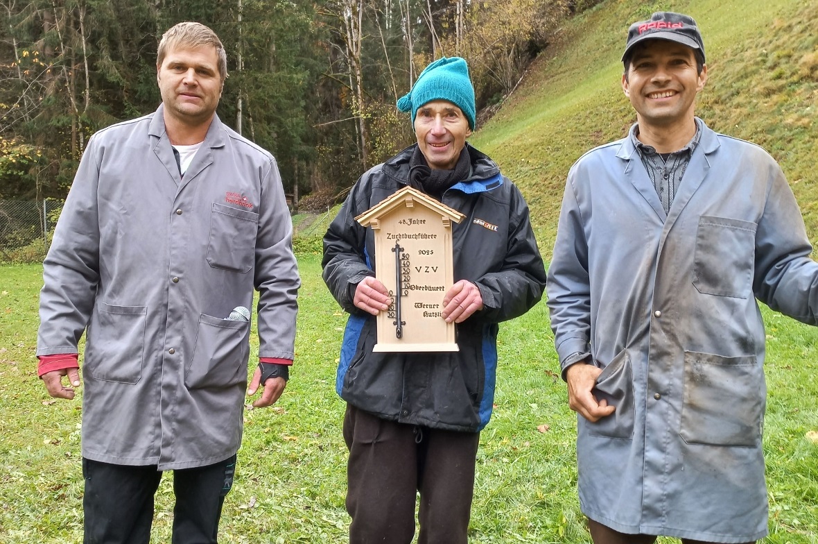 Präsident André Buchs, der abtretende Zuchtbuchführer Werner Hutzli und die neue Verbindungsperson Benjamin Hutzli.