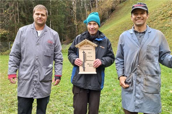 Präsident André Buchs, der abtretende Zuchtbuchführer Werner Hutzli und die neue Verbindungsperson Benjamin Hutzli.