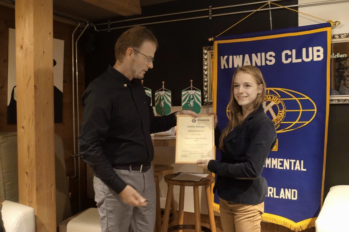 Präsident Erich Rufener überreichte der angehenden Zirkusartistin Joëlle Ziörjen...