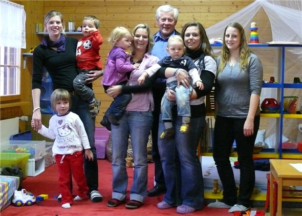 Präsident Hans-Jörg Pfister mit der neuen Leiterin Agnes Bütikofer (2. v. rechts) und einem Teil des Teams mit Kita-Kindern: Anna Mösle, Monika von Känel und Melanie Freitag (von links).