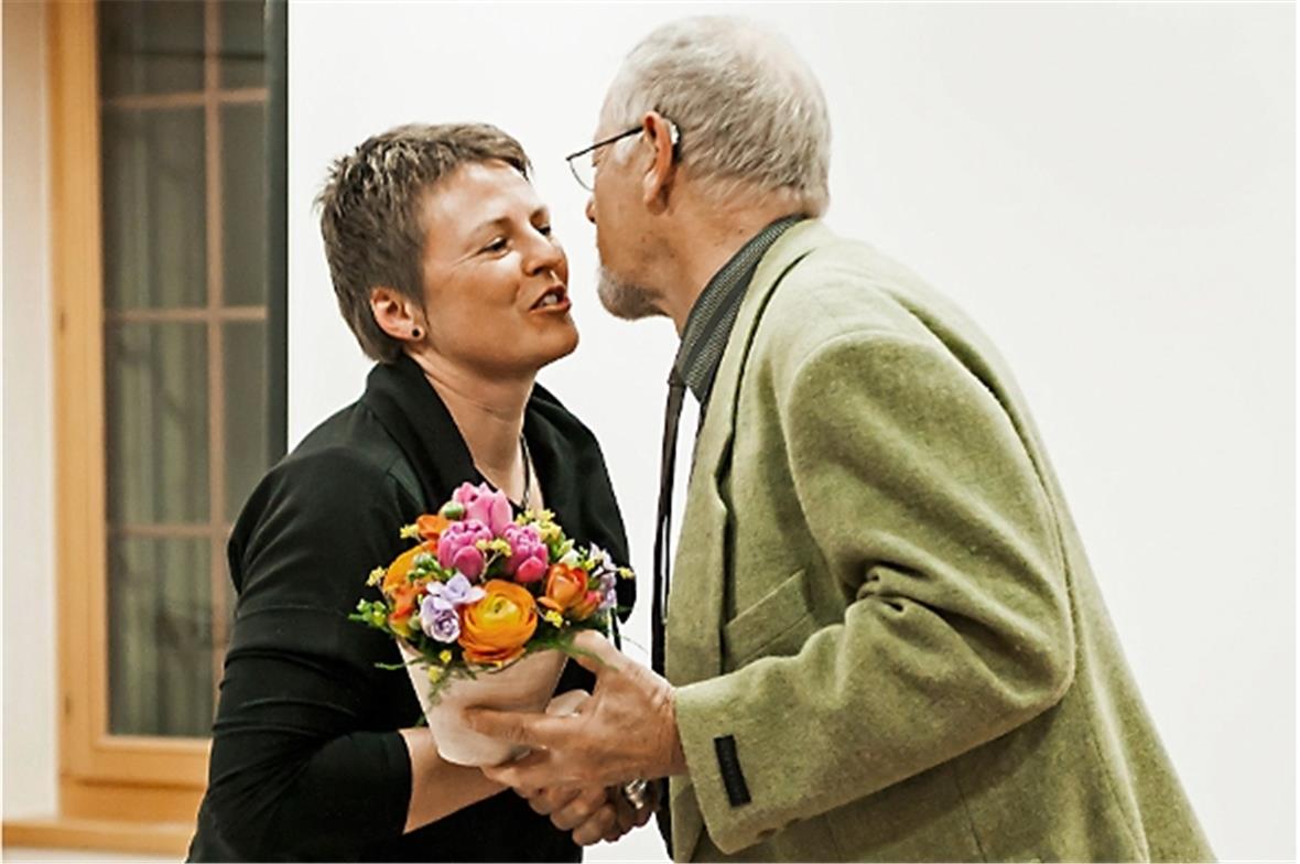 Präsident Hans Peter Venner überreicht Geschäftsstellenleiterin Pia Feuz in Anerkennung ihres grossen persönlichen Engagements einen Blumenstrauss.