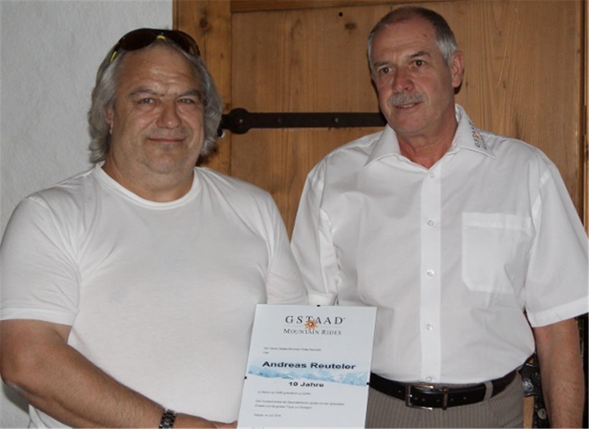 Präsident Ruedi Schenk ehrt den EDV-Verantwortlichen Andreas Reuteler (links) für zehn Dienstjahre mit einer Urkunde.