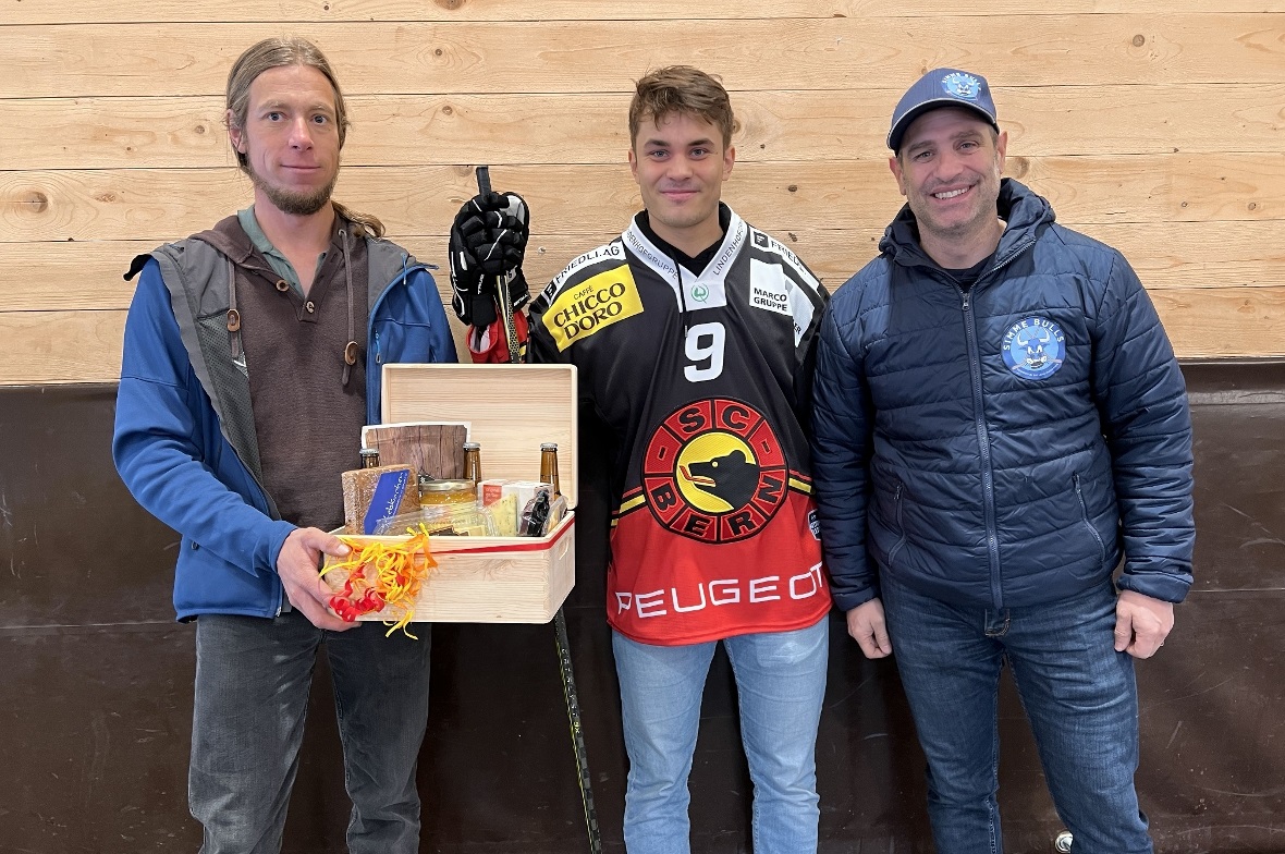 Präsident Simon Bowee (links) und Trainer Daniel Rhyn überreichten Mika Henauer ...